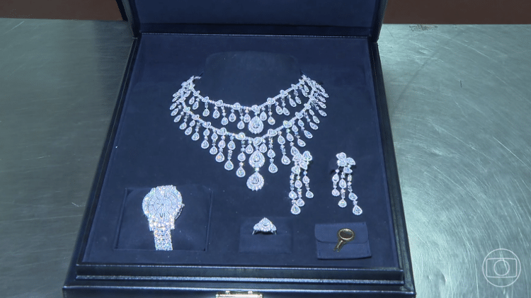Kit de joias cravejados de diamante recebidos durante viagem de Bolsonaro à Arábia Saudita
