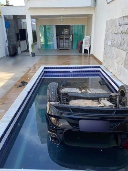 Foto mostra o carro após cair na piscina no Guarujá