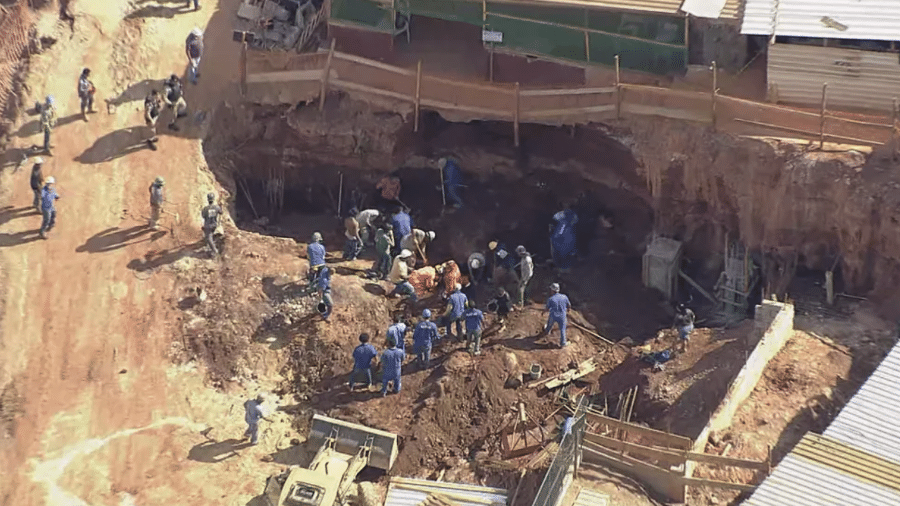 Segundo o Corpo de Bombeiros, as vítimas foram soterradas após o deslizamento de um talude com três metros de altura