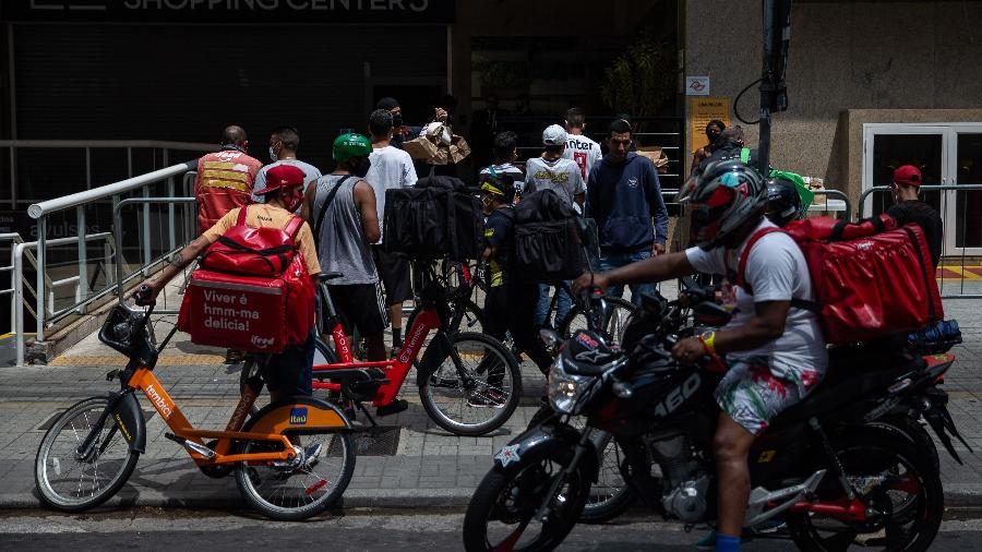 Movimentação de entregadores de comida por aplicativo, durante fase emergencial, em frente ao shopping Center 3, na avenida Paulista, em São Paulo