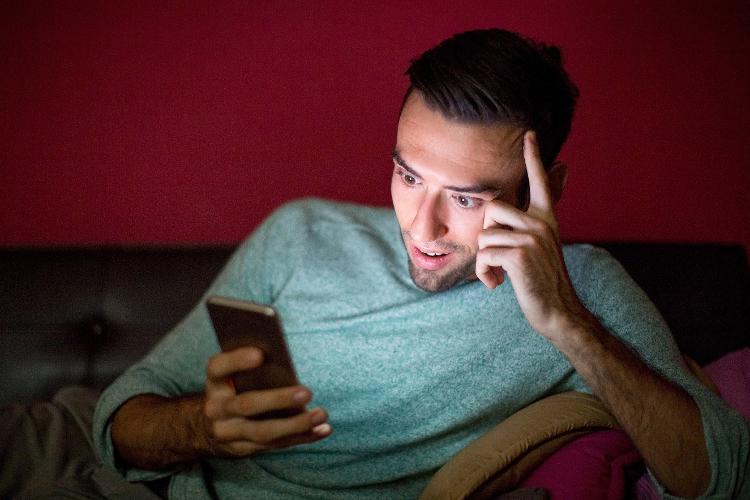 Muito tempo ao celular também pode causar fadiga ocular e olho seco