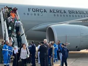 Avião com 227 brasileiros repatriados do Líbano pousa em Guarulhos