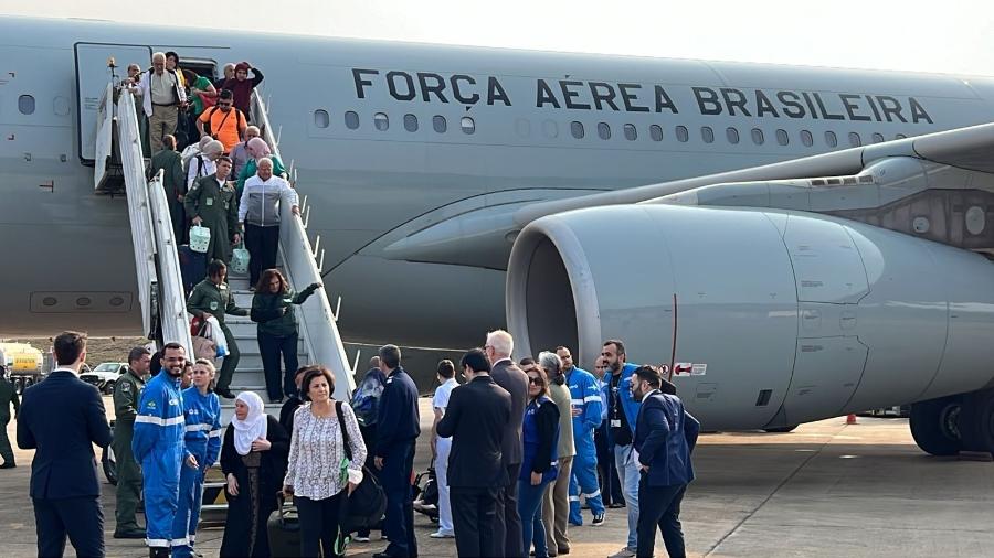 Brasileiros repatriados do Líbano desembarcam de aeronave da FAB em Guarulhos