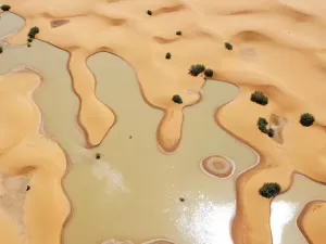 As impressionantes imagens do deserto do Saara inundado após tempestades