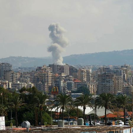 Coluna de fumaça sobe após ataques de Israel em território libanês