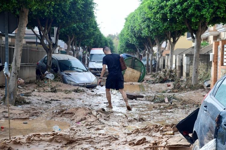 30.out.2024 - Homem caminha por uma rua coberta de lama em uma área inundada em Picanya, perto de Valência, leste da Espanha