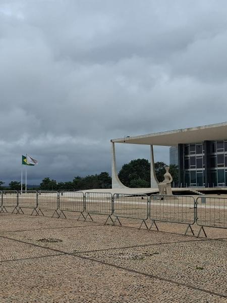 14.nov.2024 - STF volta a ficar cercado após explosões em Brasília; grades haviam sido retiradas em cerimônia em janeiro