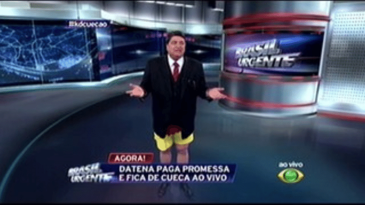 Datena cumpre promessa e fica de cueca