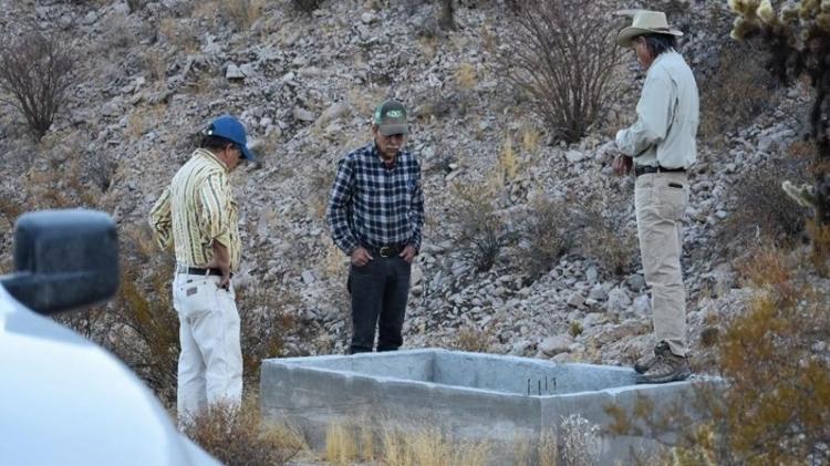 Voluntários construíram bebedouros ao longo do deserto para tentar mitigar danos à fauna da reserva Voluntários construíram bebedouros ao longo do deserto para tentar mitigar danos à fauna da reserva
