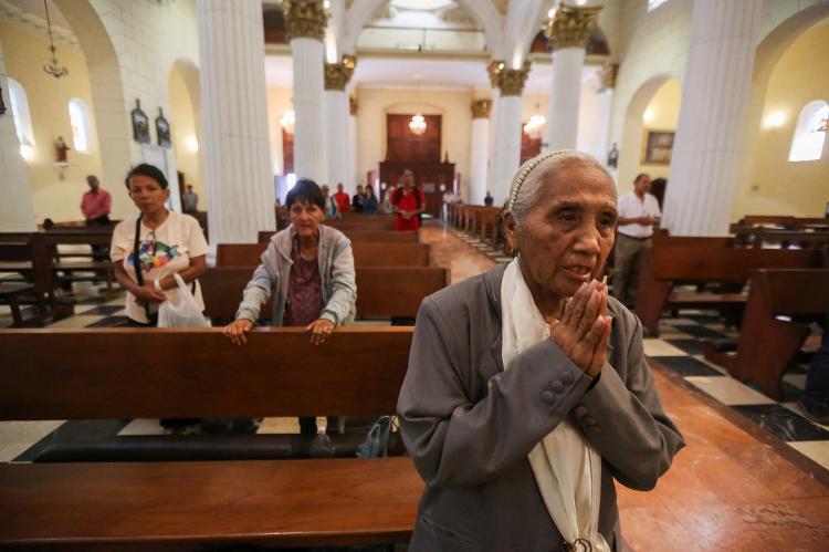 Uma mulher reza durante a missa em homenagem ao Papa Francisco, após a morte do pontífice, em Valência, Venezuela Uma mulher reza durante a missa em homenagem ao Papa Francisco, após a morte do pontífice, em Valência, Venezuela