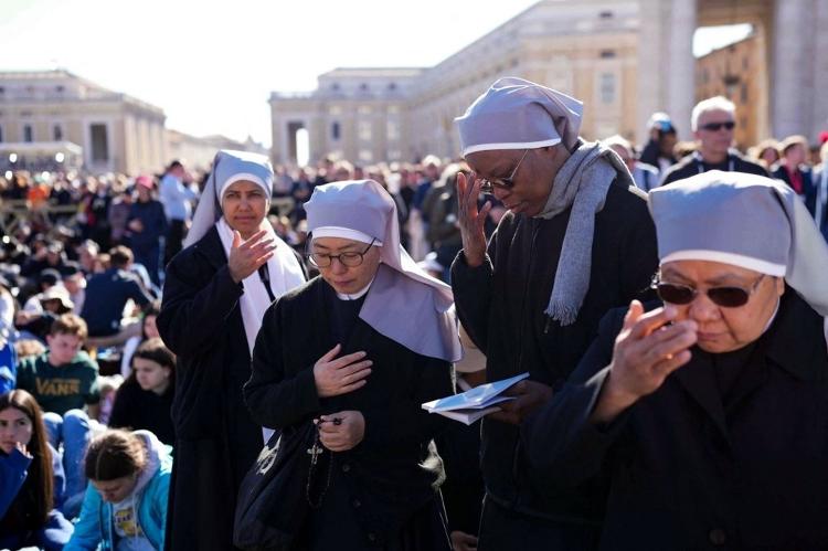 Fiéis se reúnem no Vaticano para se despedir do Papa Francisco Fiéis se reúnem no Vaticano para se despedir do Papa Francisco