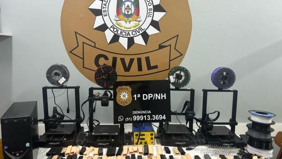 Impressoras 3D, componentes plásticos e carregadores foram apreendidos pela Polícia Civil do Rio Grande do Sul em uma fábrica clandestina montada em condomínio de São Leopoldo. Impressoras 3D, componentes plásticos e carregadores foram apreendidos pela Polícia Civil do Rio Grande do Sul em uma fábrica clandestina montada em condomínio de São Leopoldo.