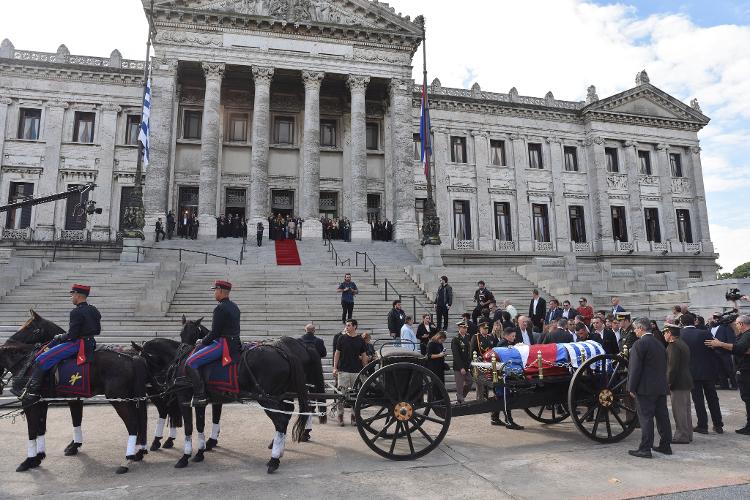 Cortejo fúnebre de Mujica chega ao Palácio Legislativo, onde corpo será velado Cortejo fúnebre de Mujica chega ao Palácio Legislativo, onde corpo será velado