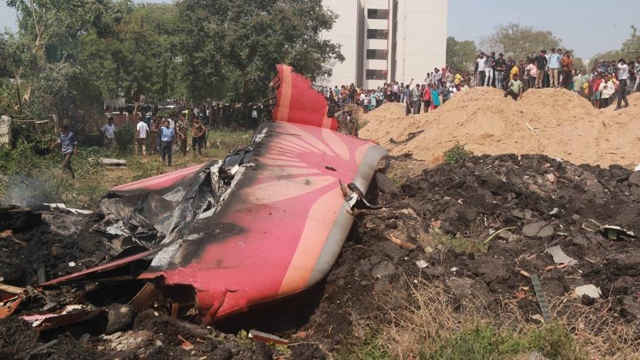 Caixa preta do avião que caiu na índia é recuperada Caixa preta do avião que caiu na índia é recuperada
