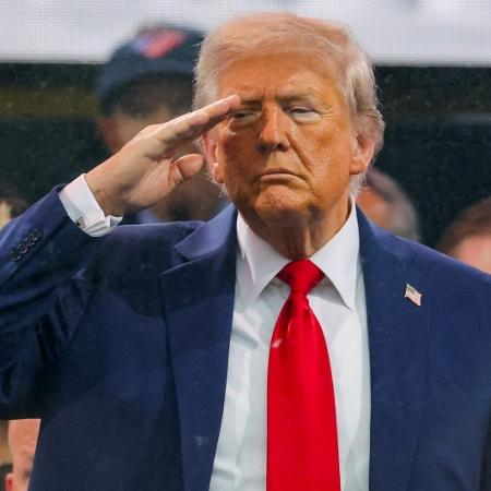 Donald Trump durante desfile militar nos Estados Unidos Donald Trump durante desfile militar nos Estados Unidos
