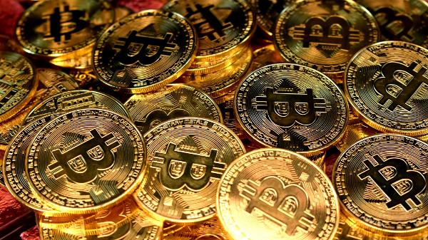 Representação gerada digitalmente de uma pilha de bitcoins