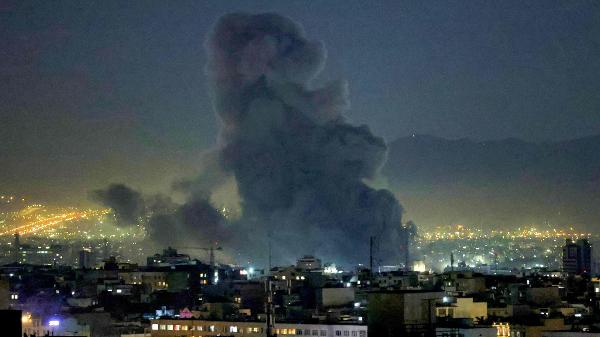 Nuvens de fumaça sobem após ataques com mísseis em Teerã em 1º de março de 2026