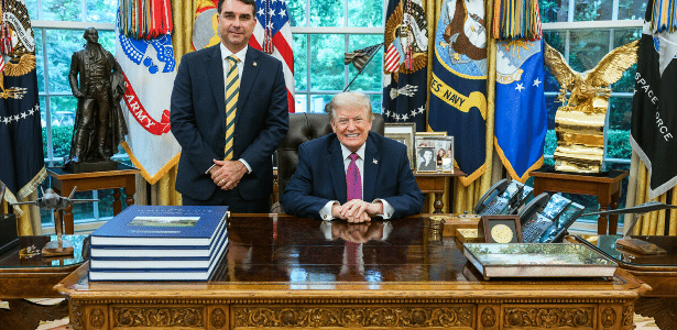 Trump elogia Flávio Bolsonaro: 'Jovem inteligente que ama muito o seu país'
