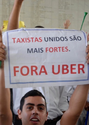 30.jun.2015 - Taxistas protestam contra o aplicativo Uber em frente à Câmara Municipal de São Paulo - Cris Faga/Fox Press Photo/Estadão Conteúdo