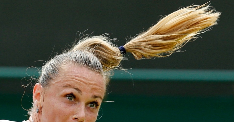 2.jul.2015 -  A tenista Magdalena Rybarikova, da Eslováquia, saca durante partida contra a russa Ekaterina Makarova, no campeonato de tênis de Wimbledon, em Londres (Reino Unido)