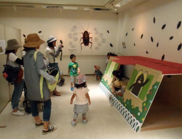 Visitantes interagem com exibição sobre baratas no zoológico de Tokuyama, no Japão - Tokuyama Zoo/AFP