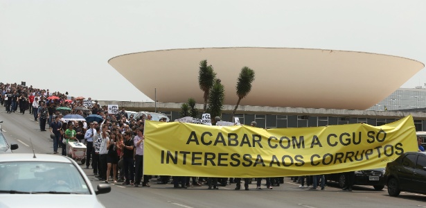 Servidores da CGU protestam em frente à praça dos Três Poderes contra a perda de status de ministério - Jorge William / Ag. O Globo