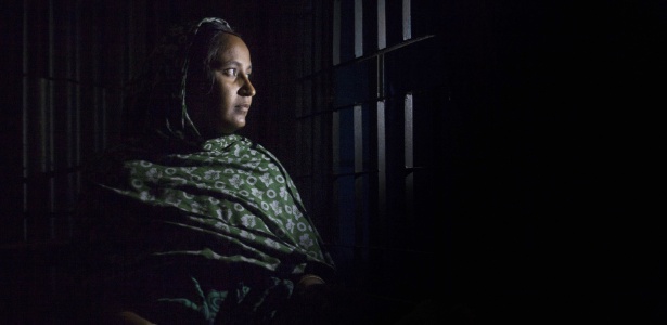 Rawshan Ara, 28, posa em sua casa em Kalai, a 300 km de Daca, capital de Bangladesh - Suvra Kanti/AFP