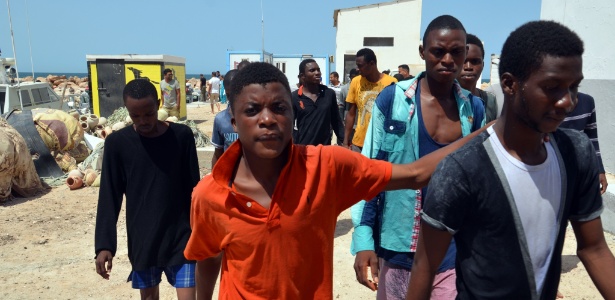 Imigrantes chegam à Tunísia após naufrágio; travessia sai caro e pode custar a vida