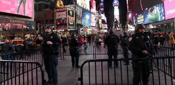 Membros do grupo de resposta estratégica da polícia de Nova York reforçam a segurança na Times Square, um dos locais mais movimentados da cidade, após os atentados realizados em Paris - Jason Szenes/EPA/Efe