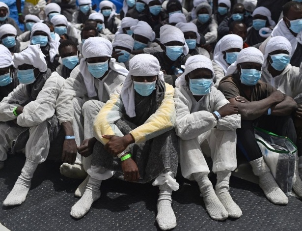 26.mai.2016 - Refugiados esperam a bordo do navio de resgate "Aquarius" no porto de Cagliari, Itália, dois dias depois de serem resgatados perto da costa da Líbia - Gabriel Bouys/AFP