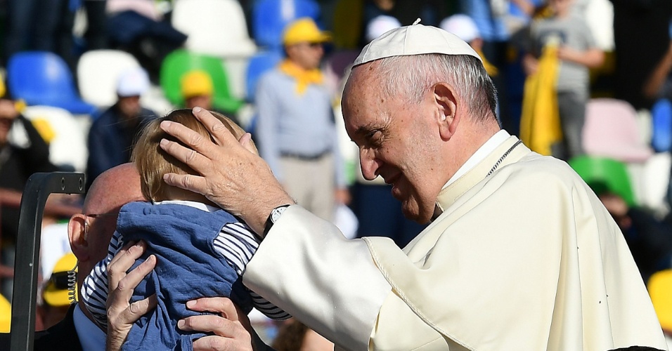 1º.out.2016 - Papa Francisco encontra fiéis da comunidade católica da Geórgia em um estádio de Tbilisi neste sábado (1º), segundo dia de sua visita ao Cáucaso