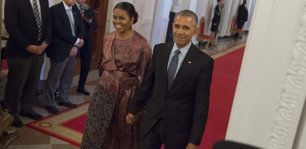 22.nov.2016 - Michelle e Barack Obama chegam para cerimônia na Casa Branca - Saul Loeb/ AFP