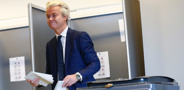 O líder da extrema-direita holandesa, Geert Wilders, vota em um colégio de Haia, na Holanda - Ye Pingfan/ Xinhua