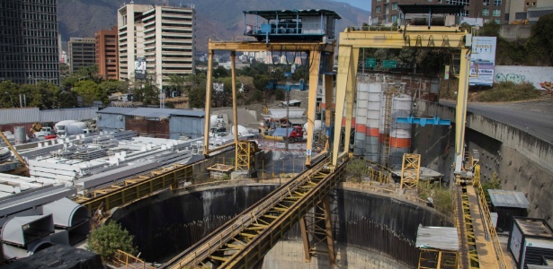 22.mar.2018 - A estação Chuao é outra da Linha 5 do metrô de Caracas, na Venezuela, que a Odebrecht ainda não entregou: obra está parada e material de construção como vigas de aço está ao relento - Rayner Peña/UOL