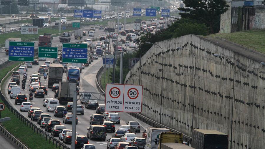 Pelo menos 5,5 milhões de veículos devem circular pelas principais estradas que deixam a capital paulista durante o feriado prolongado - FÁBIO VIEIRA/FOTORUA/ESTADÃO CONTEÚDO