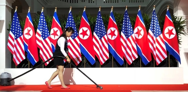 Momentos antes do encontro entre Trump e o líder norte-coreano, os últimos retoques foram feitos no tapete vermelho do Hotel Capella, na ilha de Sentosa, escolhido como sede da reunião - Reuters