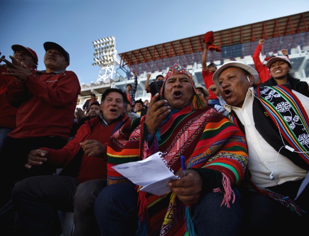 Luis Soto narra um gol em quéchua para Cienciano durante um jogo em Cusco, Peru - Angela Ponce/The New York Times
