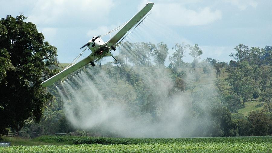 Avião lança agrotóxicos em plantação - Getty Images