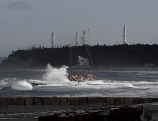 Ondas quebram em frente à chaminé da Tokyo Electric Power Co, empresa detentora da planta nuclear de Fukushima - Toru Hanai / REUTERS