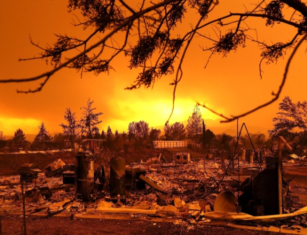 27.jul.2018 - Incêndio Carr, na Califórnia, o pior na história do Estado norte-americano. Dezenas de casas foram destruídas, ao menos 4 pessoas morreram e uma área de 44 mil acres incendiou-se. - Justin Sullivan /Getty Images /AFP