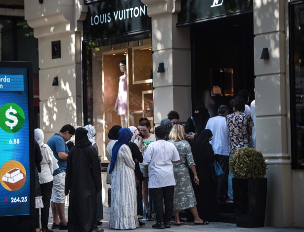 Compradores fazem fila do lado de fora de uma loja da Louis Vuitton na Turquia - Yasin Akgul/AFP