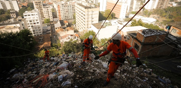 Grupo especial de garis faz limpeza no Morro dos Macacos, no Rio de Janeiro - Pablo Jacob / Agência O Globo