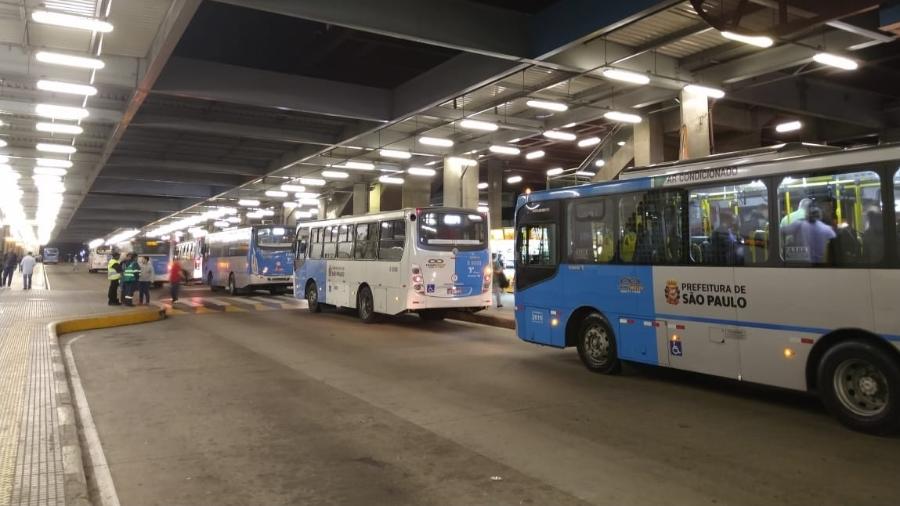 As linhas 8012-10 e 8022-10, ambas denominadas "Metrô Butantã - Cidade Universitária", terão suas frotas reforçadas em um ônibus cada - Talita Marchao/UOL
