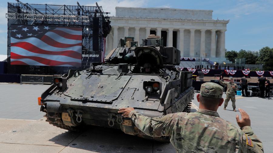 3.jul.2019 - Tanque em frente ao Lincoln Memorial, em Washington, a postos para as comemorações de 4 de julho - Jim Bourg/Reuters