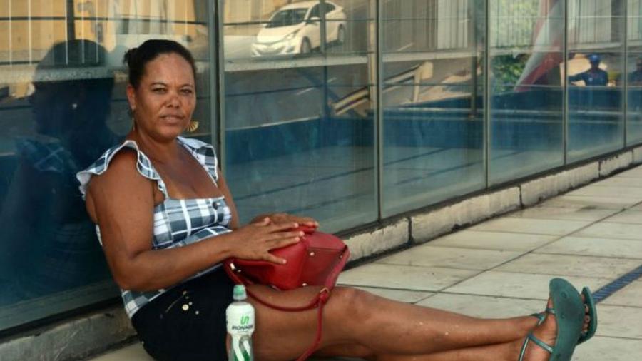 Após o óleo invadir as praias de Salvador, a pescadora Fabiana França não consegue mais vender os mariscos que pesca - BBC