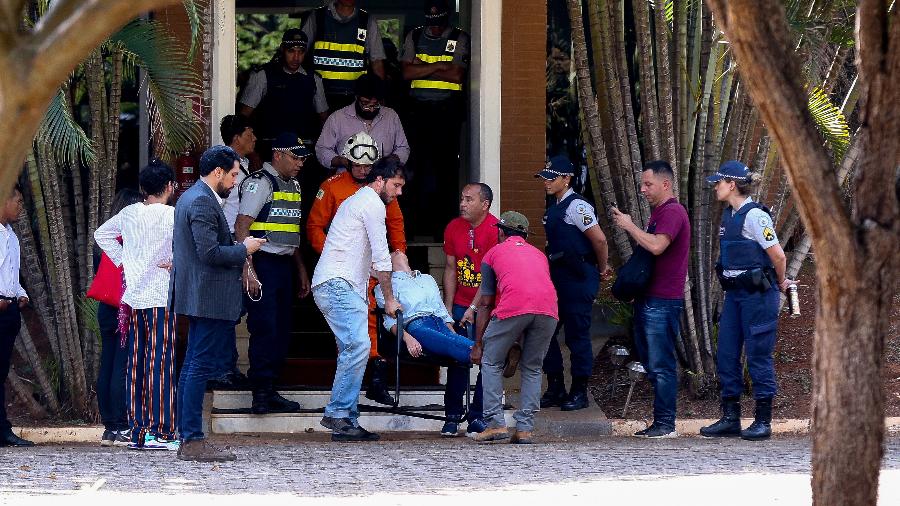 Mulher passa mal e é retirada de ambulância de embaixada venezuelana - Pedro Ladeira/Folhapress