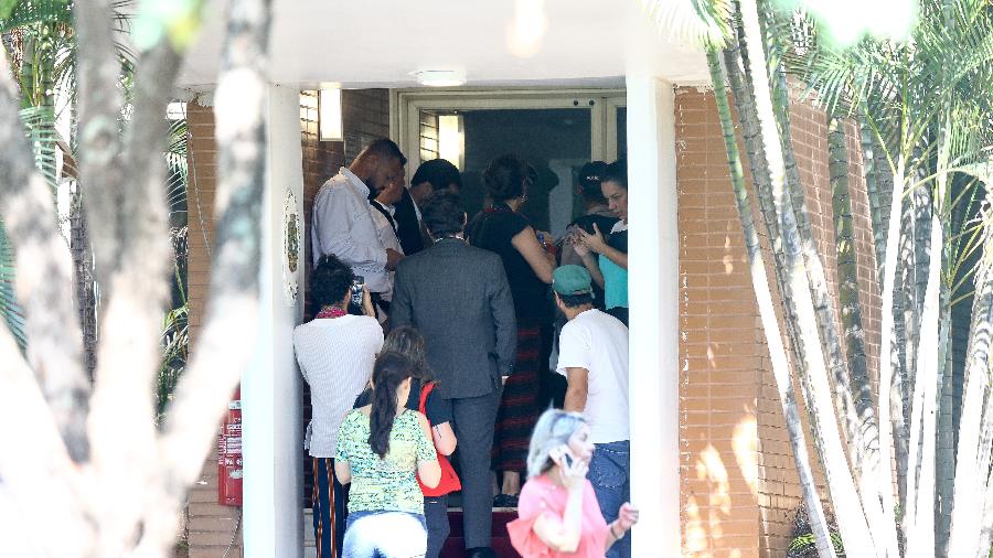 Oficiais da PM do DF e um representante do MRE tentam fazer a mediação entre os grupos rivais que ocuparam a embaixada da Venezuela hoje, em Brasília - Pedro Ladeira/Folhapress