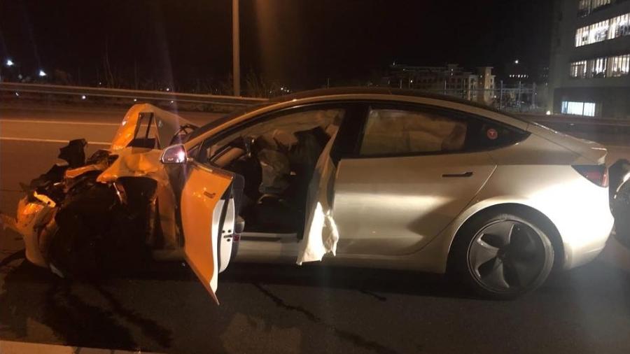 Tesla Model 3 destruído após colisão com dois outros veículos enquanto dirigia no piloto automático. - Divulgação/Polícia de Connecticut