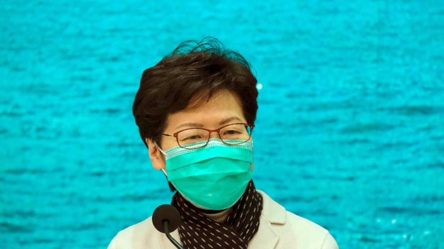 A chefe do Executivo de Hong Kong Carrie Lam usa máscara diante de surto de coronavírus em coletiva de imprensa - Tyrone Siu/Reuters