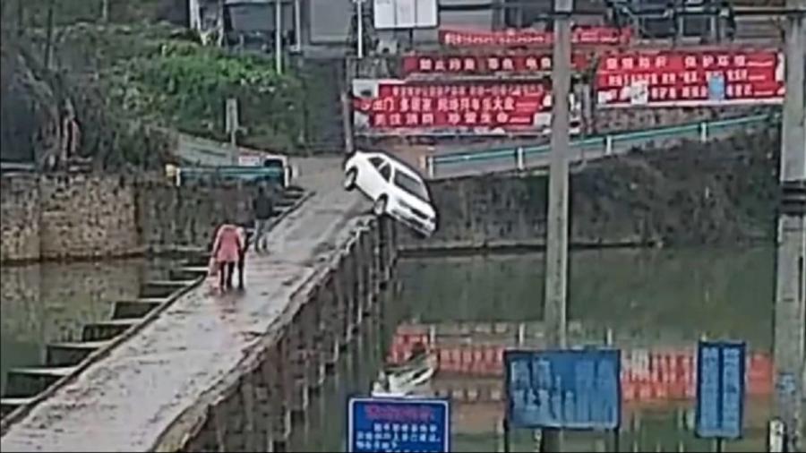 Homem cai com carro no rio 10 minutos depois de pegar carteira de motorista - Reprodução/The Sun